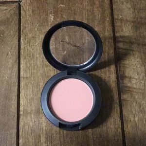 MAC powder blush in MELBA